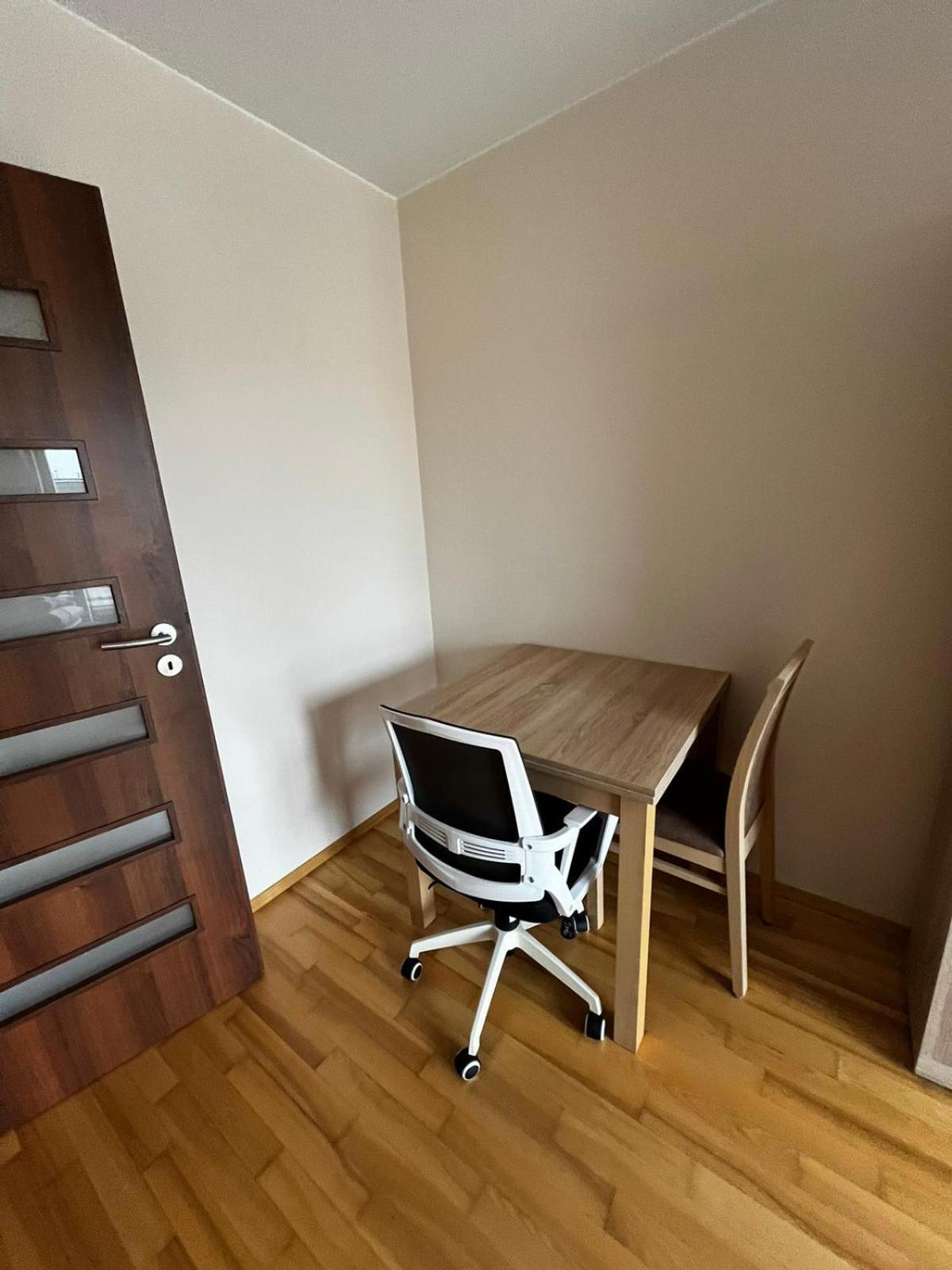 Cozy Corner: Apartment With Wifi And Private Balcony วรอตซวาฟ ภายนอก รูปภาพ